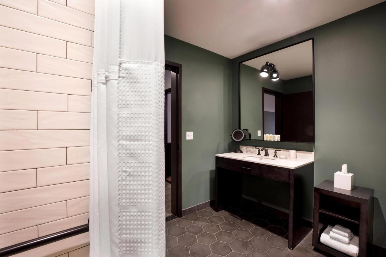 Cyrus Hotel, Topeka, A Tribute Portfolio Hotel ภายนอก รูปภาพ